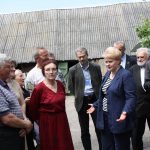 Pirmaisiais prezidentavimo metais – 2010 m. – Prezidentė Dalia Grybauskaitė, vykdama į Kazokiškes, sustojo Alesninkų kaime, išklausė bendruomenės skundą dėl per gyvenvietę į sąvartyną važiuojančių sunkiasvorių mašinų ir įpareigojo ją lydintį aplinkos ministrą Gediminą Kazlauską kuo skubiau pradėti eksploatuoti tuo metu jau nutiestą aplinkkelį