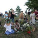 Šventės dalyviai laikėsi tradicijos pinti gėlių vainikus