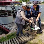 Tiesiog žavu, kai karalaitę iš laivo iškelia du kapitonai