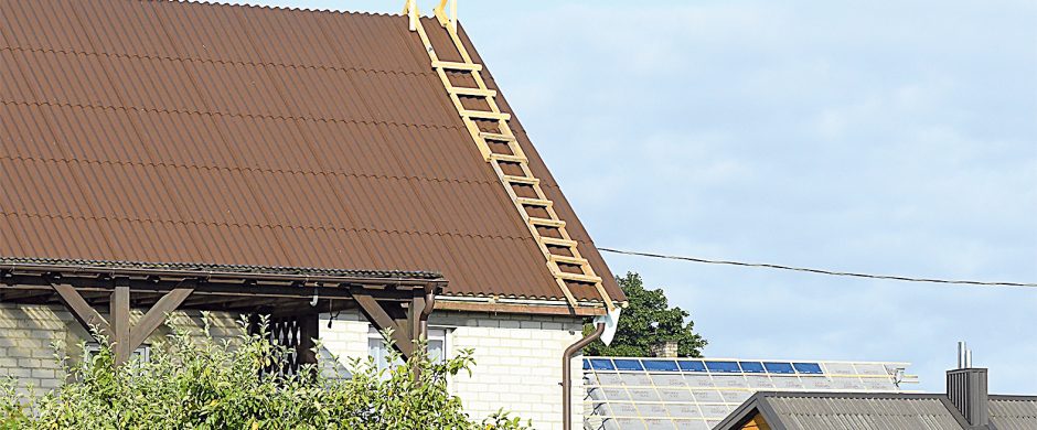 Kaimo gyventojai naudojasi parama asbesto stogams pakeisti