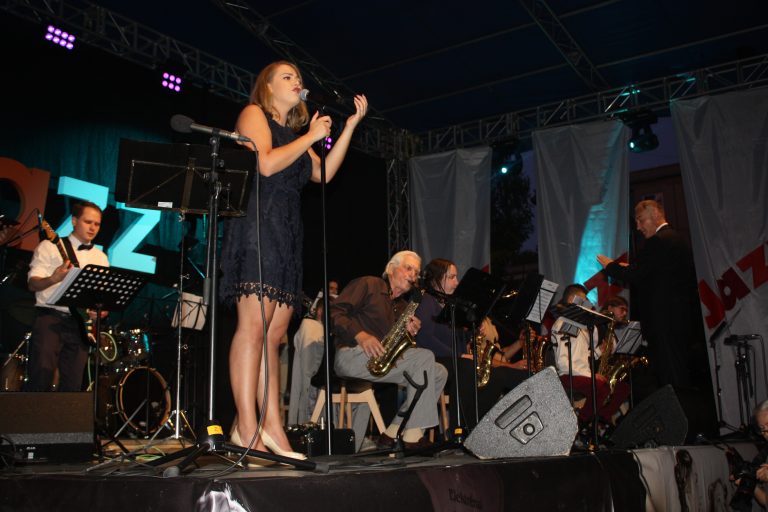 Orkestro „The Magic Time Orchestra“ pasirodymas. Diriguoja vadovas Eugenijus Vedeckas, dainuoja elektrėniškė Gintarė Peciukonytė