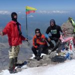 Elbrusas priėmė! G. Juzukonis su Trispalve ir bendražygiais (Kaukazas, 2012-07-25)