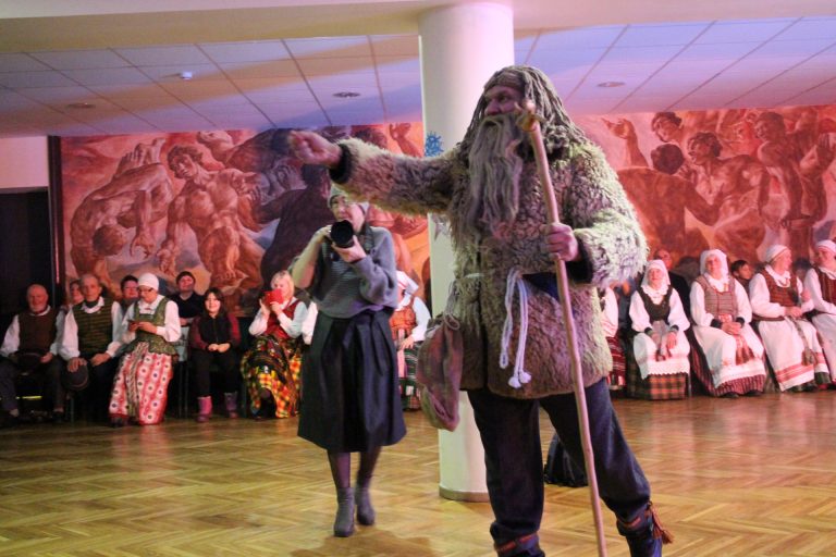 Susirinkusiems laimės linkėjo pats Kalėda su savo svita
