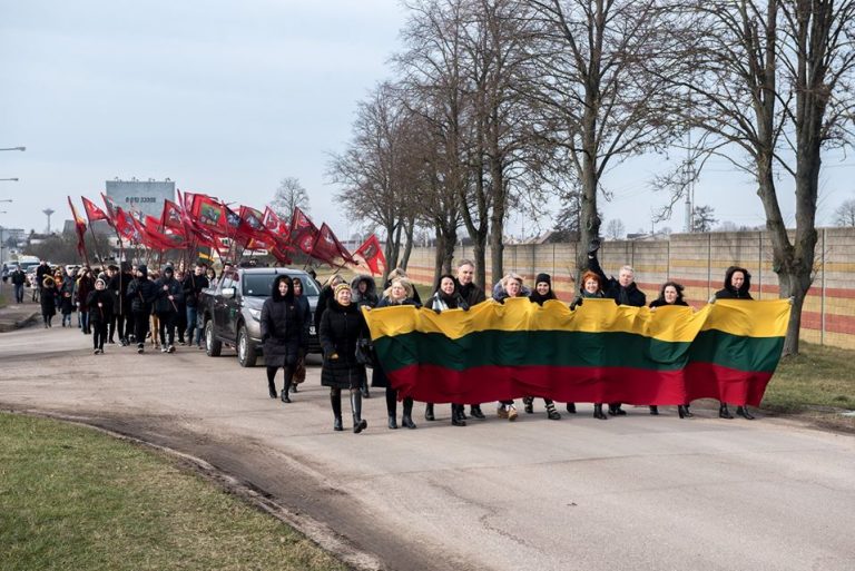 Eisena į Vievio kapines, kur palaidoti savanoriai, gynę Lietuvos Valstybę