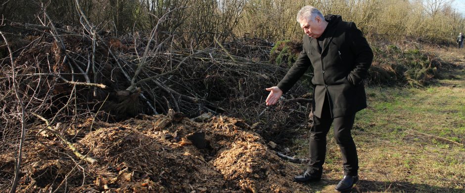 Šiukšlintojų nesustabdo net kelio užtvaras