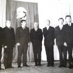 Jonas Červokas (antras iš dešinės) dainuoja Semeliškių kultūros namuose (groja meno vadovas Aleksas Dulkė)