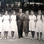 Janina ir Jonas Červokai su mokyklos abiturientėmis apie 1959 m.