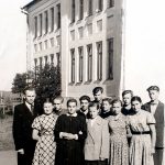 Būrelis Semeliškių mokyklos mokytojų su mokiniais apie 1957 m.