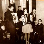 J. Červokas groja mokyklos renginyje su muzikos mokytoja Danute Butkute apie 1970 m.