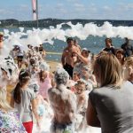 Vaikai renginio metu dūko putų jūroje