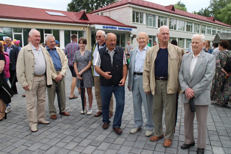Energetikai veteranai Valstybės dieną – Liepos 6-ąją – susitiko Vėliavos pagerbimo šventėje miesto aikštėje, pavadintoje Lietuvos valstybės atkūrimo šimtmečio aikšte