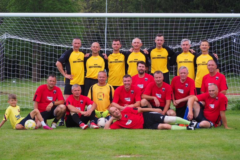 Bendra Kaišiadorių ir Elektrėnų futbolo veteranų nuotrauka prieš varžybų pradžią