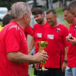 Varžybų organizatorius V.Fedotovas įteikia taurę ir jubiliejinius ženklelius Kaišiadorių futbolo komandai nugalėtojai