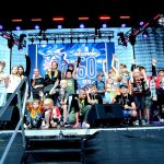 Elektrėnų meras K. Vaitukaitis apdovanoja jaunuosius „Supermoto“ dalyvius medaliais
