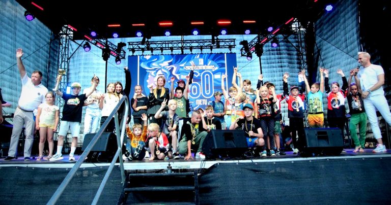 Elektrėnų meras K. Vaitukaitis apdovanoja jaunuosius „Supermoto“ dalyvius medaliais