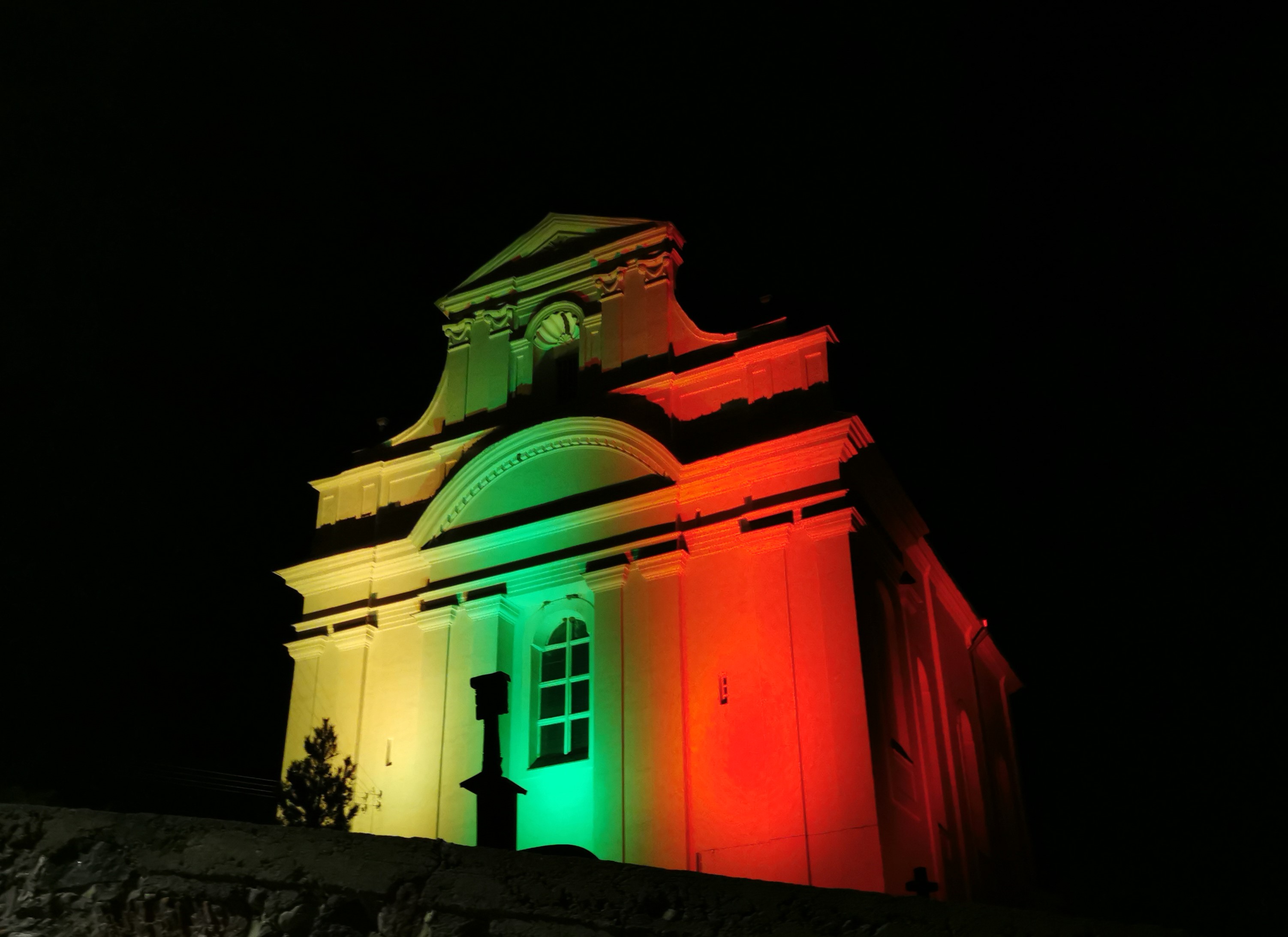 Kovo 11-osios proga Kazokiškių bažnyčia nušvito trispalvės spalvomis