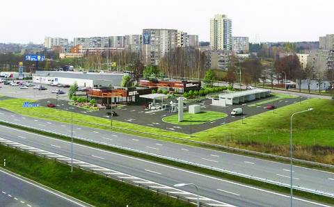 Prie autostrados iškils greito maisto restoranai, plovykla, degalinė