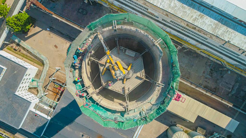 Dviejų nebenaudojamų Elektrėnų komplekso kaminų demontavimo darbai eina į pabaigą
