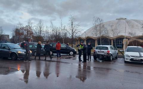 Avarijoje apgadinti 4 automobiliai