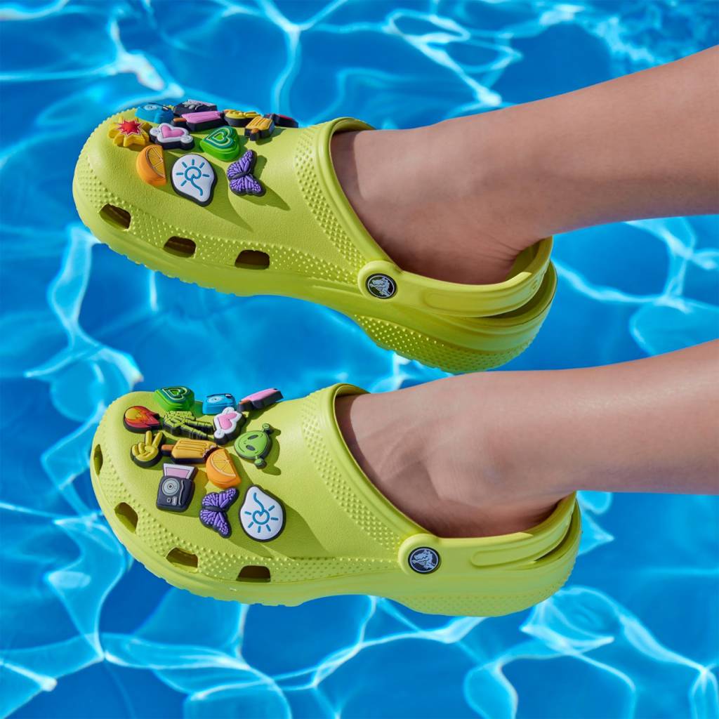 „Crocs“ – avalynė, vienijanti vaikų spintas visame pasaulyje