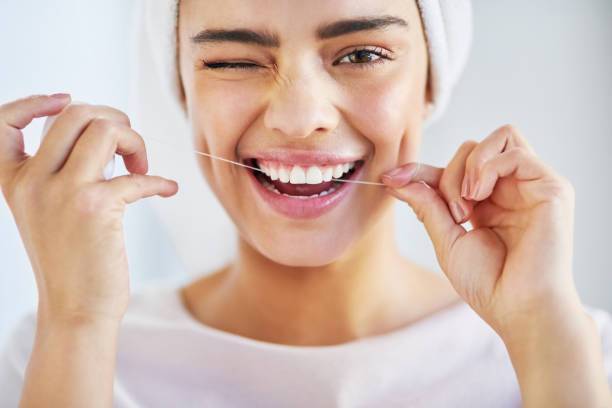 Tarpdančių valymo svarba kasdienėje burnos priežiūroje