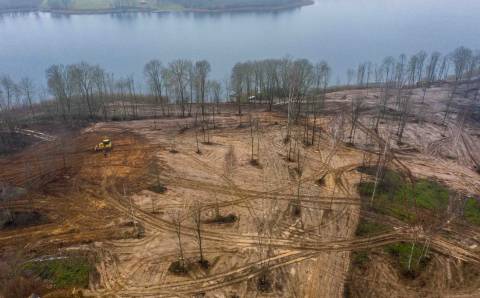 Verslas kaip laukiniais 1990-aisiais: vieno gražiausių Lietuvos ežerų pakrantėje siūlo sklypus, kurių dar visai nėra