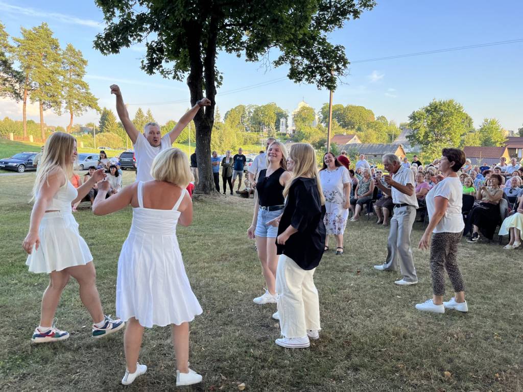 Kazokiškės džiaugsmingai išlydėjo vasarą