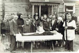 Šiandien į laidotuvių nuotraukas jau žiūrima kaip į įamžintą giminės istoriją. Zofijos Lickūnienės archyvų nuotraukoje 1955 metų laidotuvės Kazokiškių kaime, tik Trakų r. Prie karsto basi vaikai.