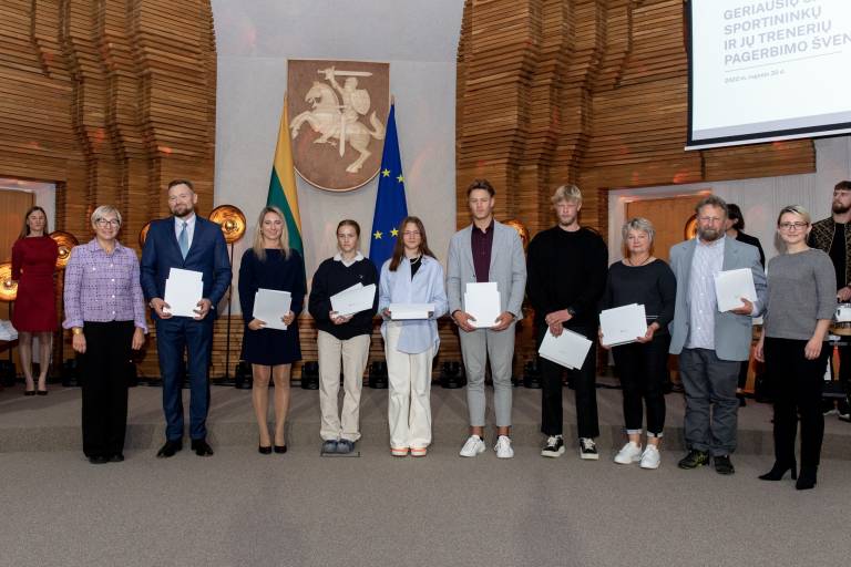 Apdovanojimai: treneriai Irutė Žičkuvienė ir Darius Gerasimavičius (trečia ir antras iš dešinės), Rūta Mažunavičiūtė ir Augustė Dijokaitė (ketvirta ir penkta iš kairės)