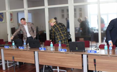 Naujienos iš savivaldybės tarybos posėdžio. Mišrios frakcijos, mišrios nuomonės ir mišrus tarybos pavadinimas