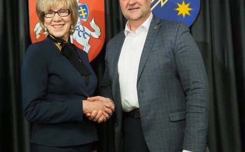 Antras savivaldybės merų rinkimų etapas:  kandidatai žada  gultis ant žemės, neieškoti raudonų linijų ir dirbti elektrėniškiams…