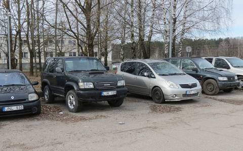 Draudžiama neeksploatuojamus automobilius laikyti bendrojo naudojimo vietose