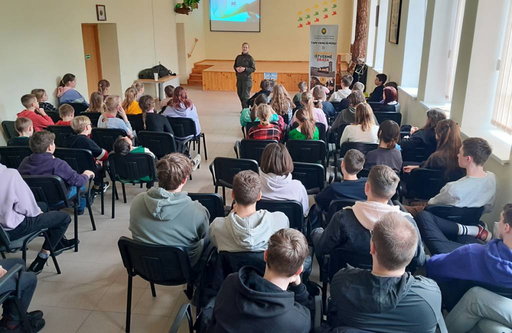 Elektrėnų savivaldybės gimnazistams –  apie dinamišką pasieniečio profesiją
