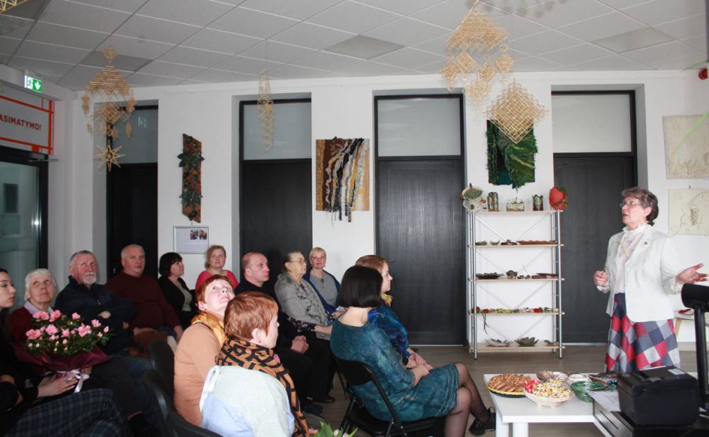 Vienoje parodoje skirtingi tautodailininkų darbai