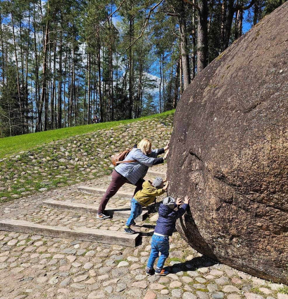 Gegužės pirmasis sekmadienis – Motinos diena.  Motinystės vargus atperka džiaugsmai