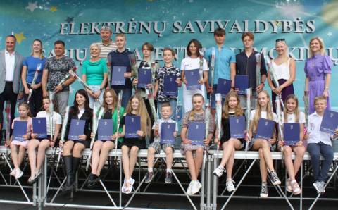 Šventėje apdovanoti gabiausi ir talentingiausi Elektrėnų savivaldybės mokiniai