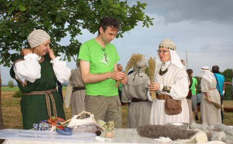 Archeologijos diena ant Kalninių Mijaugonių piliakalnio: dujotiekio trasa atvėrė archeologinius lobius