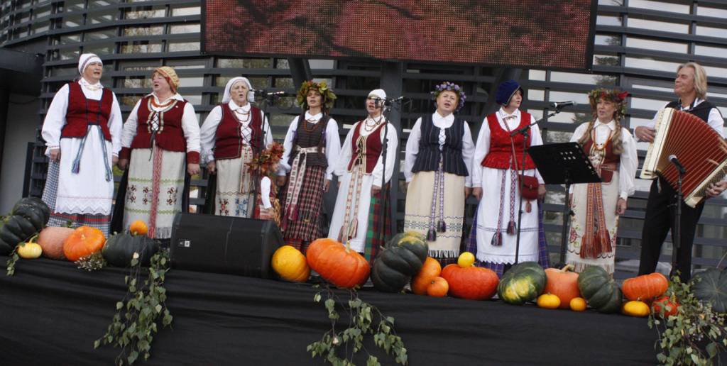 Gilučių  etnografinio ansamblio „Obelėlė“ moterų dainos ir sumanymai