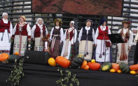 Gilučių  etnografinio ansamblio „Obelėlė“ moterų dainos ir sumanymai