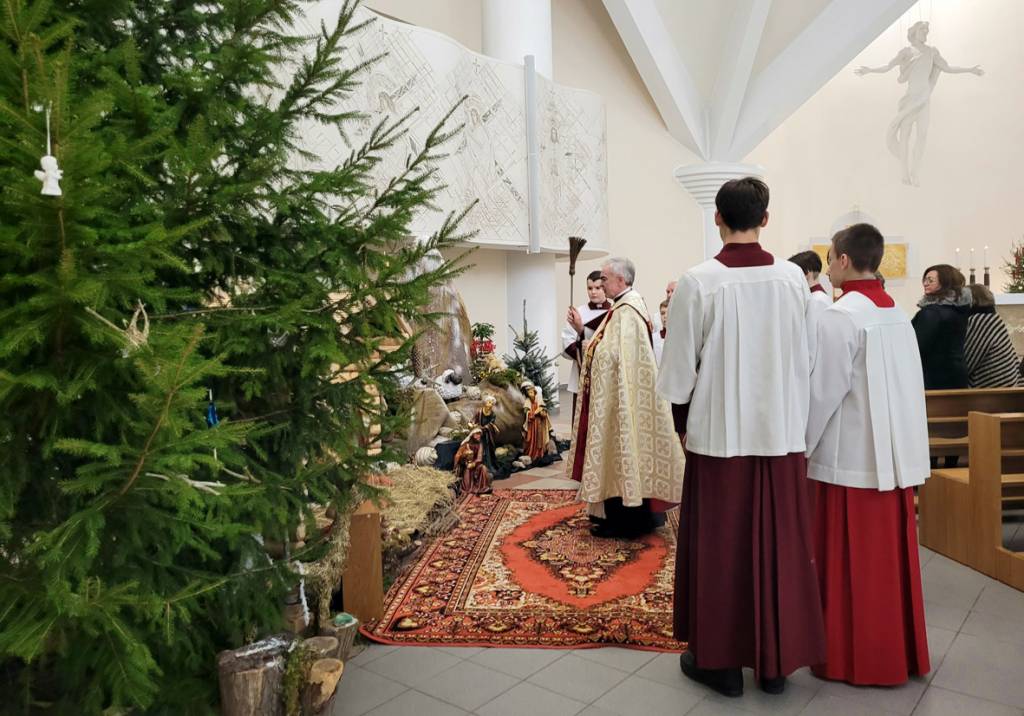 Prie Kūčių stalo, po tradicijų ir angelo sparnu
