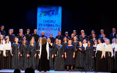 CHORŲ FESTIVALIS-KONKURSAS „MŪSŲ DAINOSE“: VALSTYBINIO KAMERINIO CHORO „POLIFONIJA“ KONCERTAS VIEVYJE