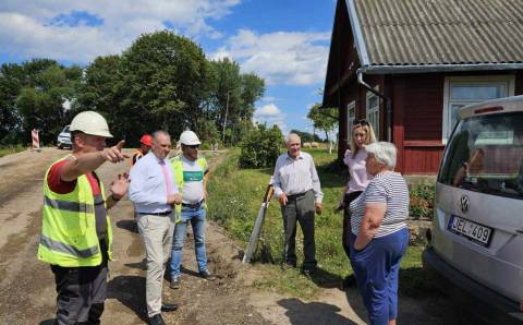 Senų sodybų šiandiena: beteisiai į savo žemę, arba Kaip šimtametė sodyba ant kelio stovėti gali