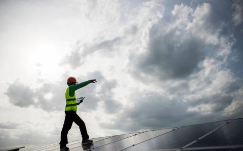 Saulės elektrinės ir energetinė nepriklausomybė: kaip tapti mažiau priklausomiems nuo elektros tinklo?