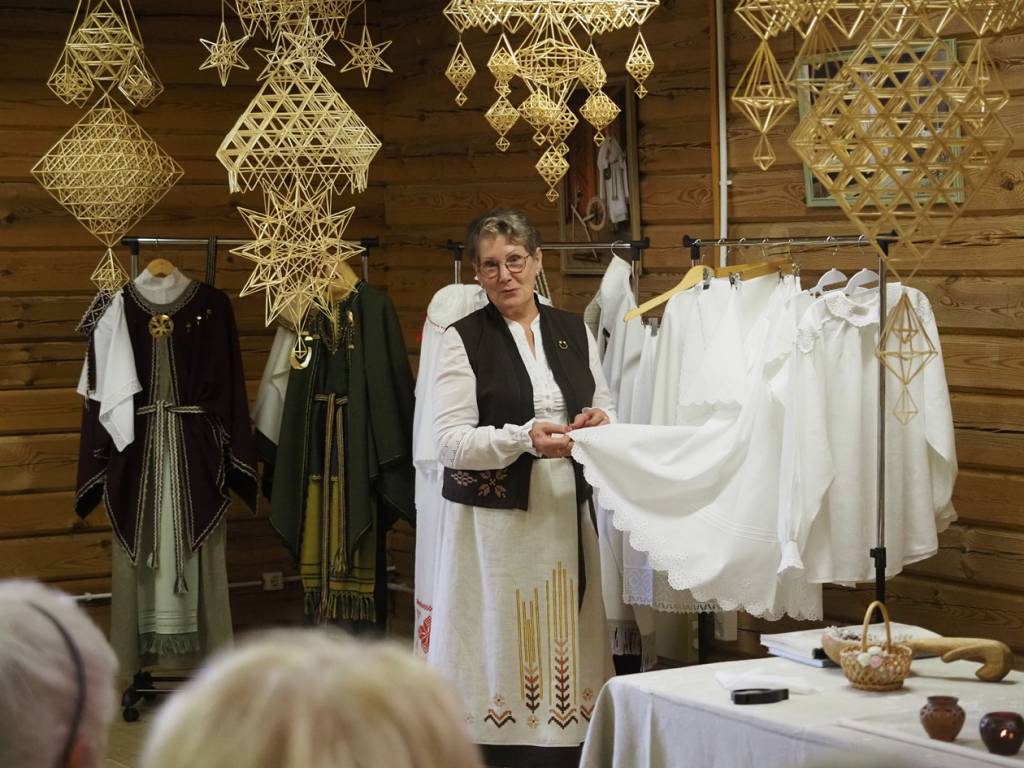 Atidaryta Vidos Juknelienės paroda „Nuo dygsnio iki šiaudų sodo“