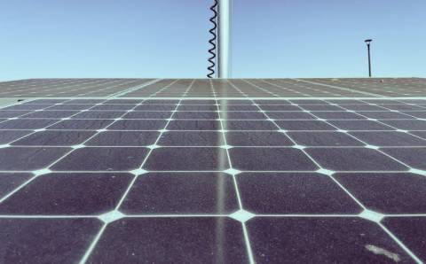 APVA parama daugiabučių saulės elektrinėms: kaip veikia bendrystės energija?