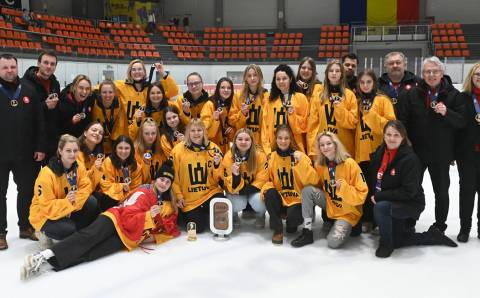 Ledo ritulio sostinėje aršiu ir kovingu sportu užsiima ne tik vyrai, miesto vardą Lietuvos ir tarptautinėje arenoje garsina būrys moterų