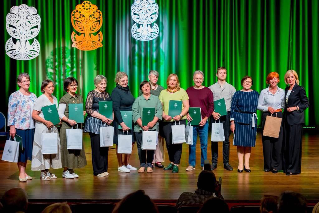 Elektrėnų tautodailininkai sugrįžo iš „Aukso vainiko“ parodos įkvėpti kūrybos
