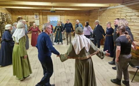 Muziejų naktis: tarp gijų, garsų ir šiaudų sodų