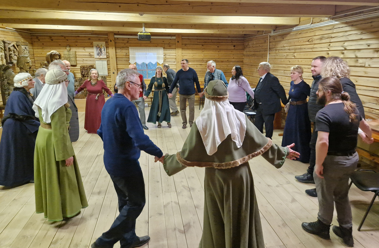 Muziejų naktis: tarp gijų, garsų ir šiaudų sodų