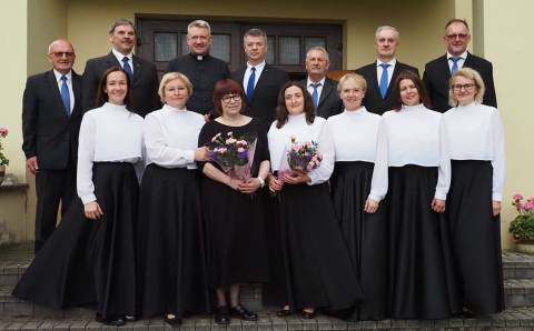 „Con moto“ vasarą pasitinka dainuodamas